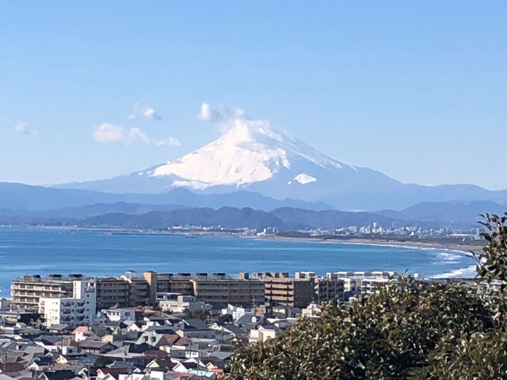 湘南の丘から富士山を望む